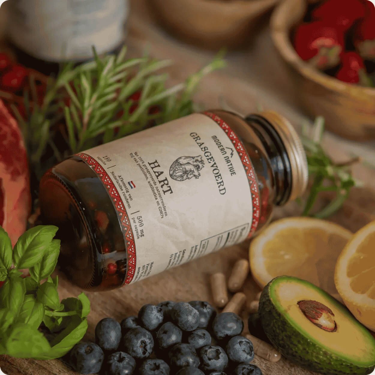 Hnědá skleněná dóza Modern Native Grass-Fed Heart na kuchyňské ploše s potravinami.